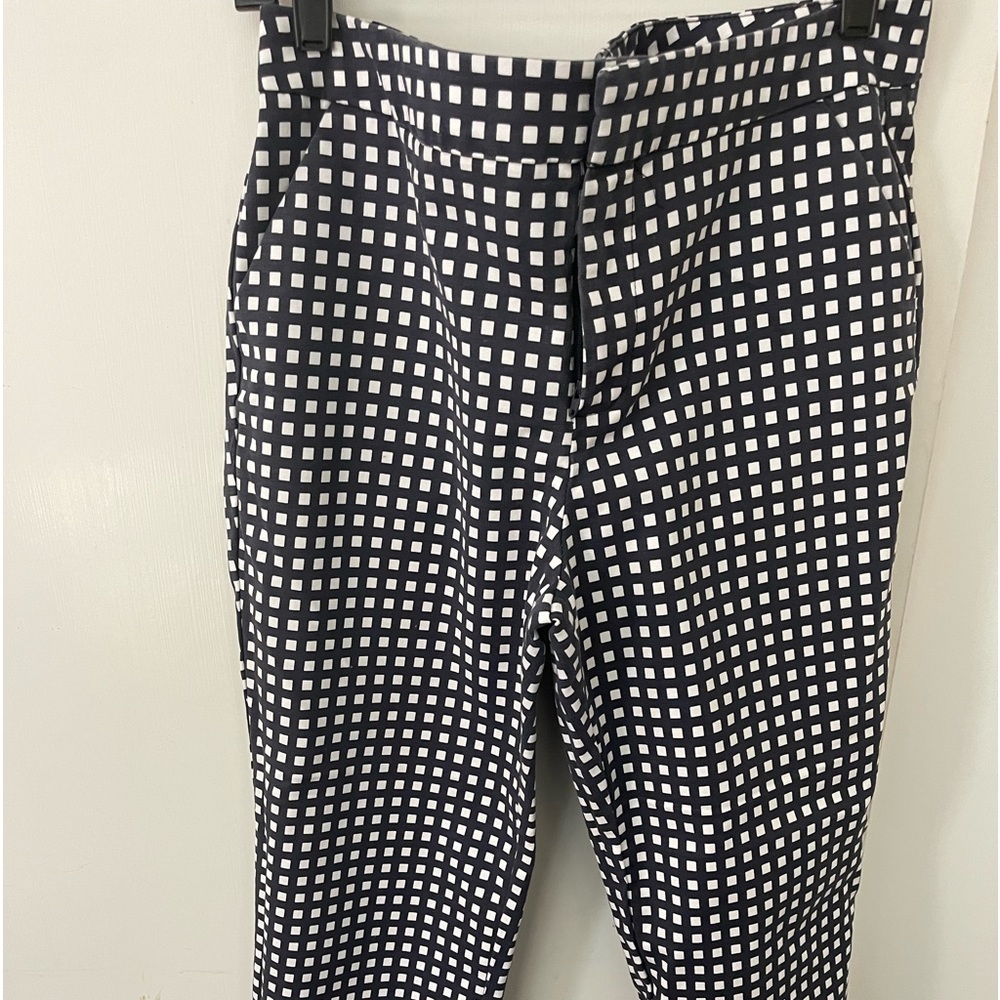 Office or Weekend straight leg pants two working pockets in the front button.